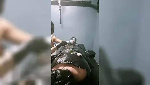 Çaresiz Köle Sert Dilasyon Sırasında Solunum Maskesiyle Acı Çekiyor.