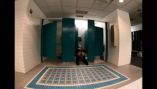 Dışarıda yanıp sönerken yakalandı