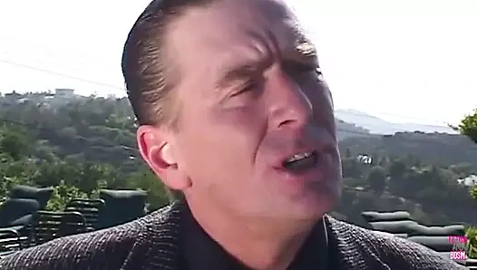 Dövmeli esmer kaltak bu adamın götünü sikebilmesi için bacaklarını açtırıyor