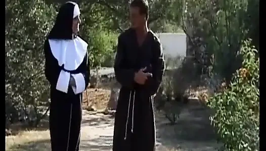 Doğal saçlı esmer Alman genç erkek avcısı açık havada grup sekste sikiliyor