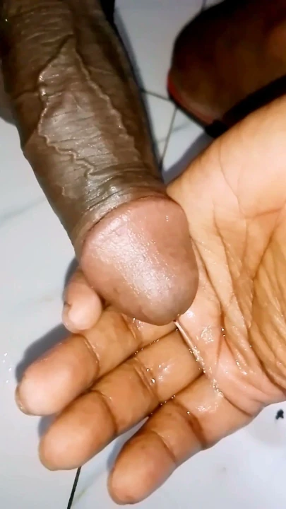 Desi ateşli adam işiyor ve inliyor. Seksi işeme ve otuzbir çekme. | Klip 3