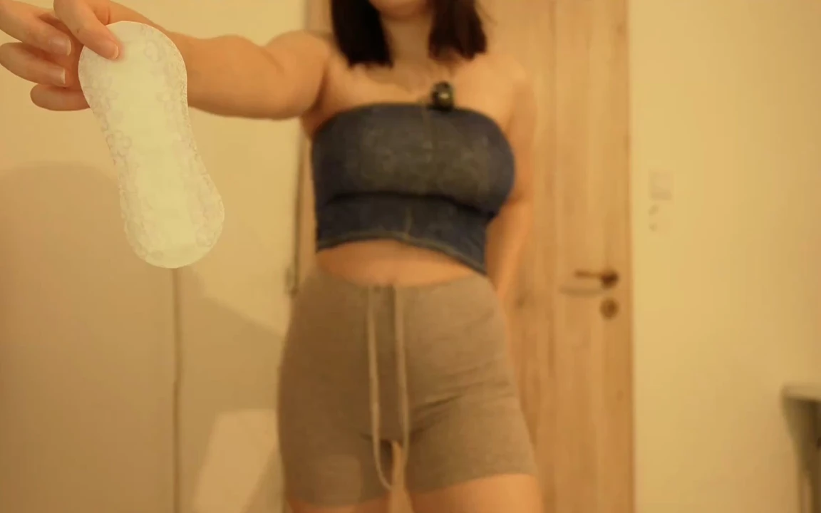 Maxi pad giyiyorum, mastürbasyon yapıyorum ve taytlı büyük, seksi götümü gösteriyorum.