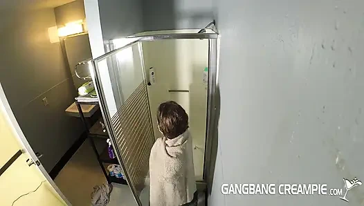 Küçük tombul kız duşa çekiliyor