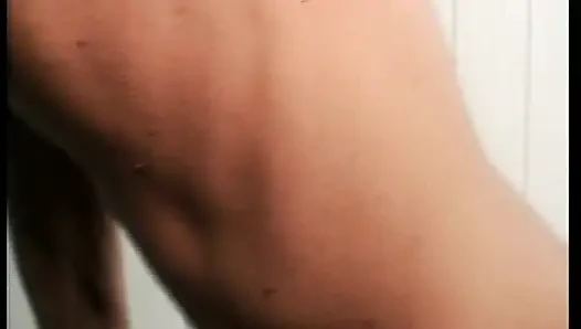 Şişman Alman kaltak edepsiz bir ninenin önünde sert sikiliyor