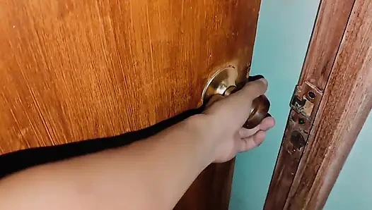 Üvey erkek kardeşim odama geliyor ve beni porno izlerken mastürbasyon yaparken yakaladı - beni sert sikiyor