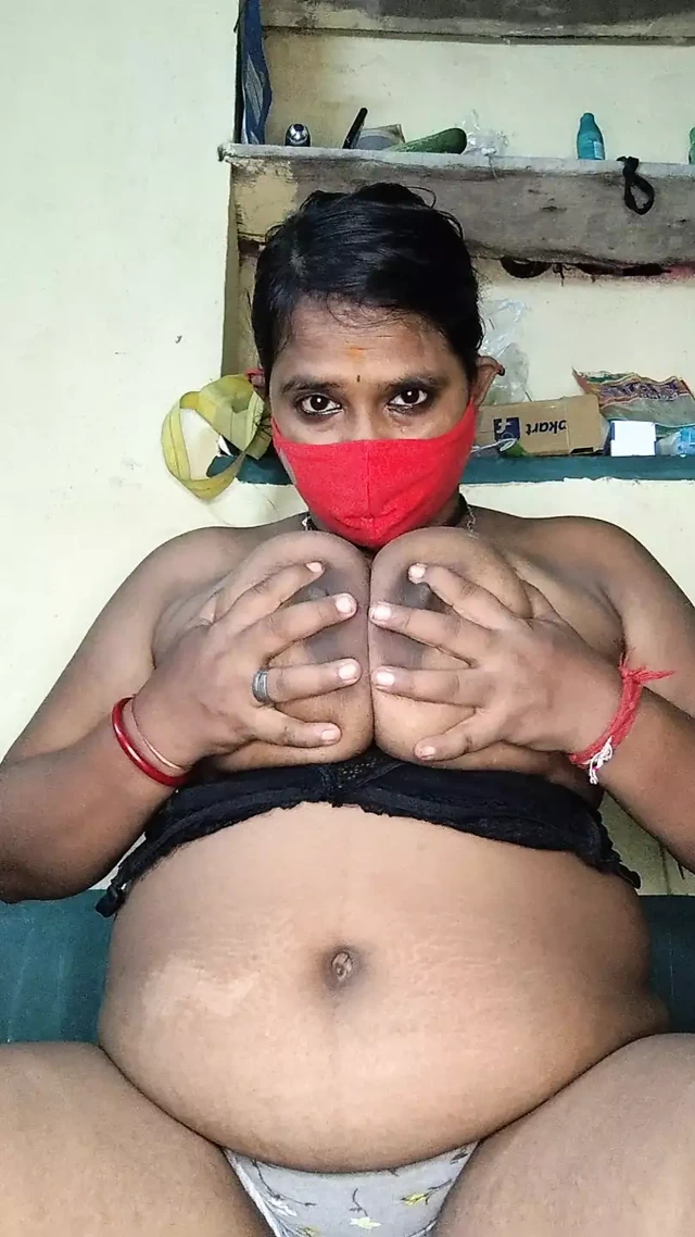 Hintli üvey teyzemin mastürbasyon yapmak istediğini buldum.