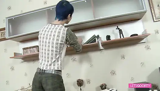 Renkli saçlı genç kanepede seks