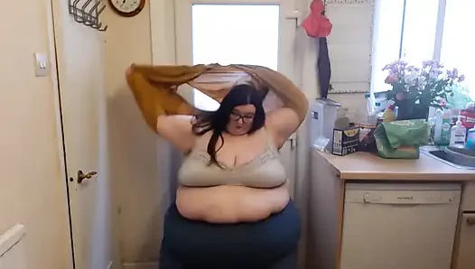 Ssbbw yeni bikinili şişman göbek götünü deniyor