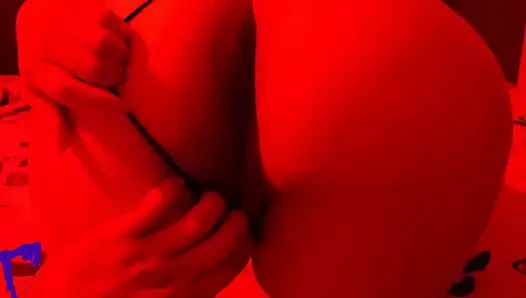 Tombul olgun latin orta yaşlı seksi kadın, yatak köpüklü ve domaltmalı görünür, oral seks gerçek ev yapımı