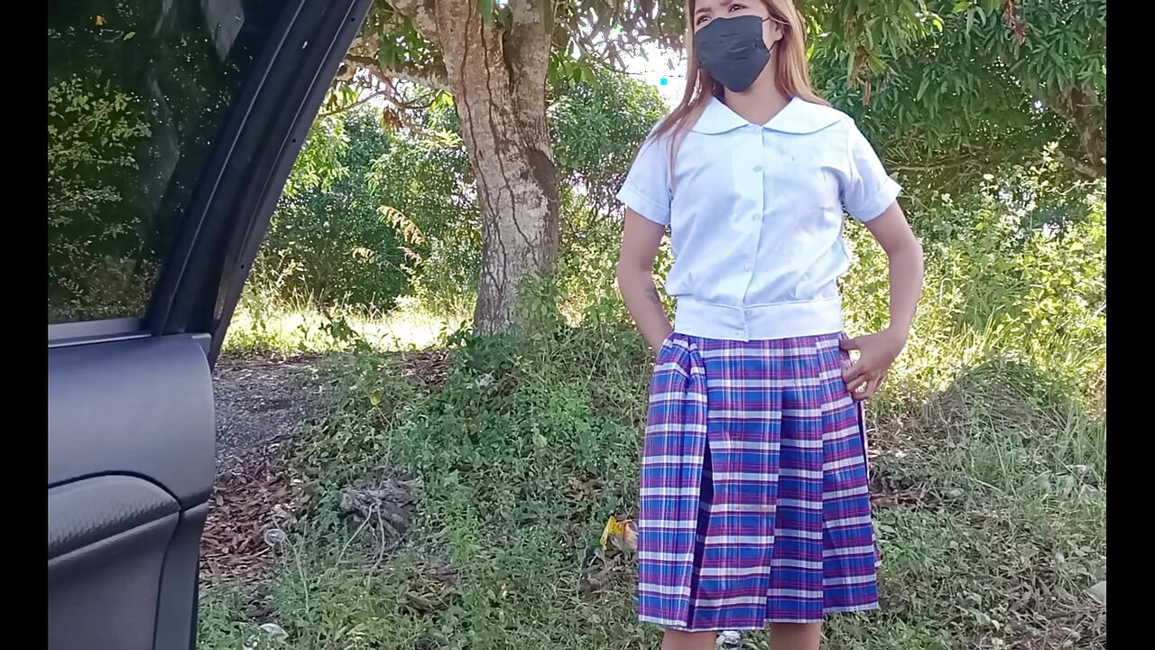 Seksi Asyalı kız öğrenci herkesin içinde seks yapıyor