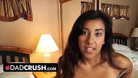 Seksi genç kız üvey babası mastürbasyon yaparken yakalandı ve boşalmasına yardım etmek için amını sunuyor