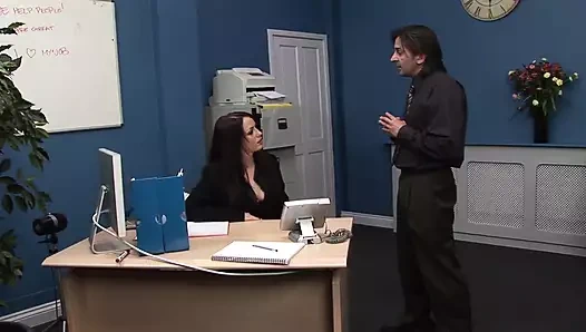 Sasha Rose esmer saçlı azgın bir kadın sikiliyor