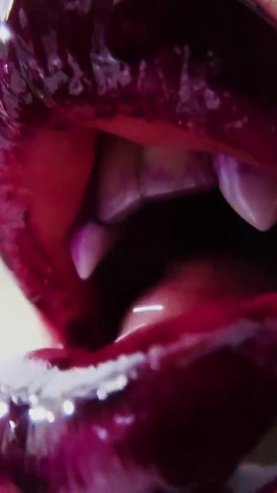 Ruj öpücüğü tarafından köleleştirilmiş | Klip 1