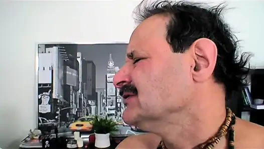 Ateşli sarışın genç kız gitar öğretmeni tarafından bacakları havada sikiliyor