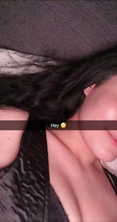 18 yaşındaki sürtük üvey kardeşi ile snapchat üzerinde erkek arkadaşını aldatıyor ve onu aldatmak seks yaparken creampied alır