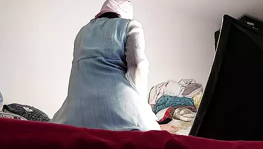 Büyük götlü, kıllı amcıklı, büyük memeli, büyük götlü ateşli latin. Azgın anne soyunuyor ve inliyor.