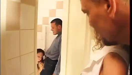 Klasik orta yaşlı seksi kadınlar gerçekten sürtükler büyük amatör yaraklarla sikiliyor ve dölleniyor
