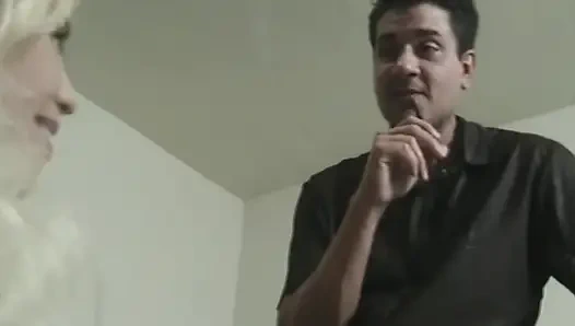 Döl sırılsıklam sarışın sürtük her damlayı yalıyor