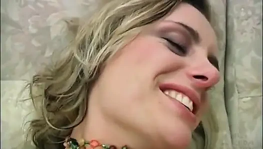 Siyah çoraplı sürtük Euro Monika anal seks