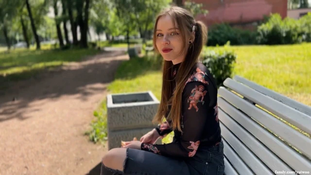 Eve davet edildi ve kuşları besleyen sevimli bir öğrenci kızı sikiyor