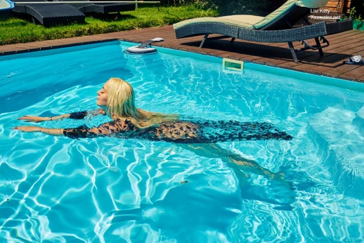 Kelebek süslemeli örgü elbise içinde yüzen bir kadın