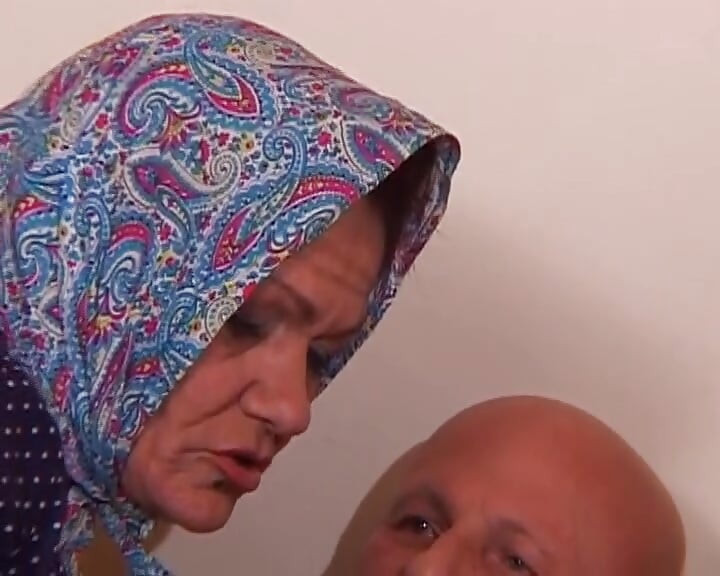Sürtük Alman nine ateşli sikişten sonra döl yiyor