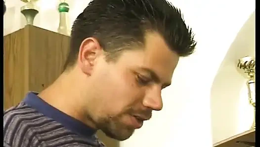 Çılgın büyük götlü sarışın sikicisinden sikiliyor