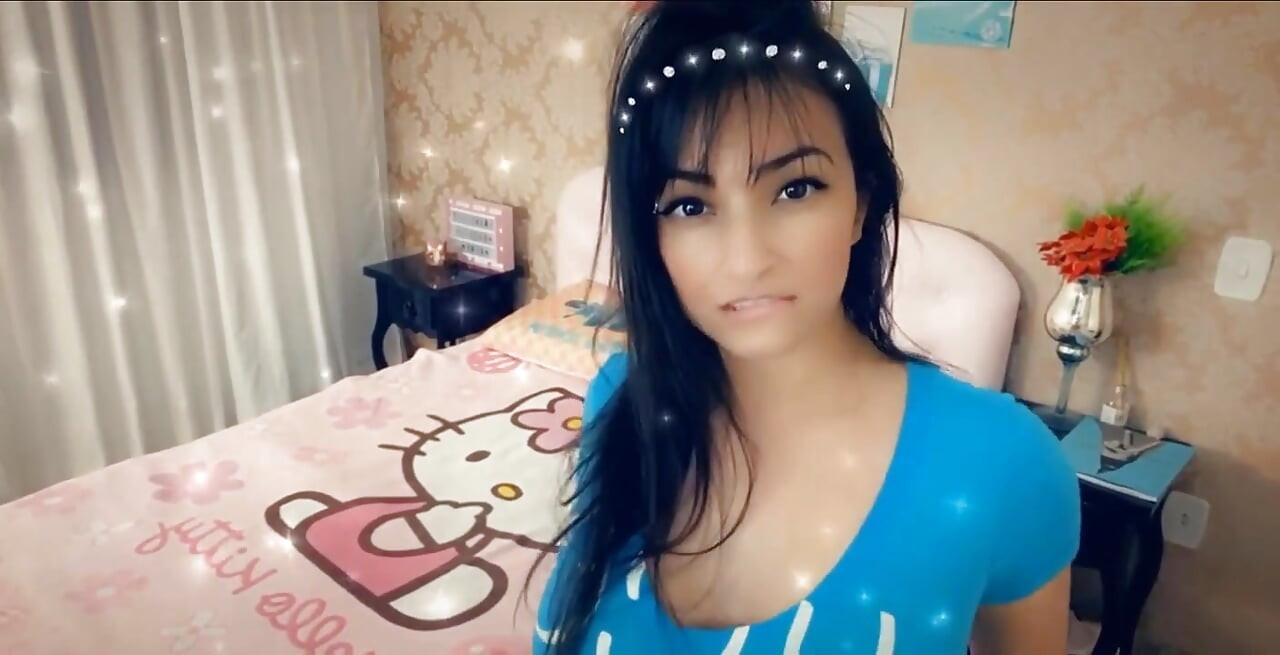 Seksi latin bir adamla sikişiyor ve ağzına boşalıyor