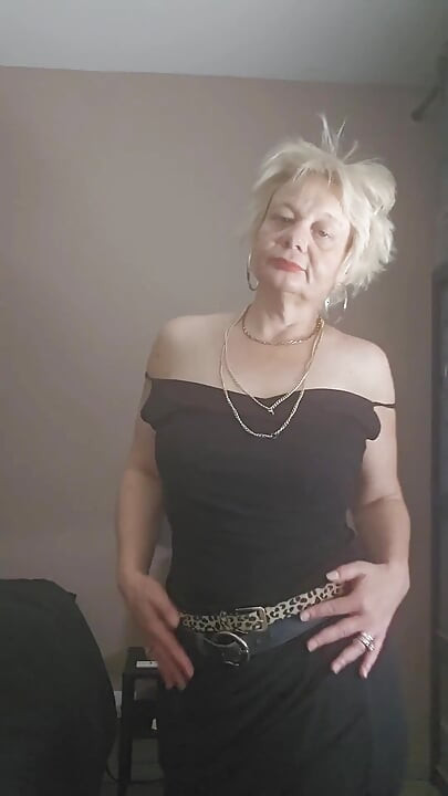 Senin olgun, azin MILF'in büyük penisini bekliyor.