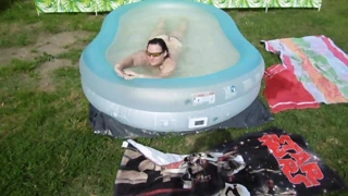 Bbw eş oynama içinde havuz