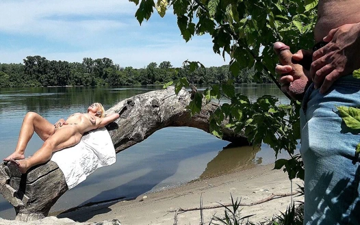 Kıllı nine plajda anal sikiliyor