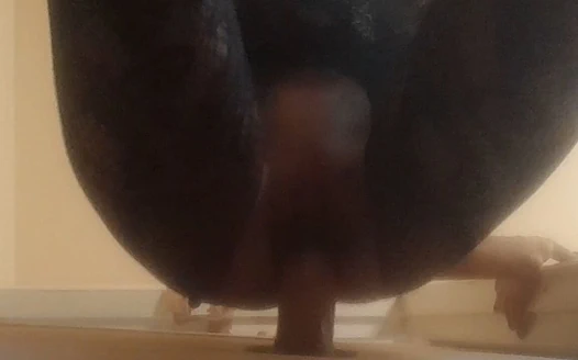 Yüksek topuklu ve kedi kıyafeti giyiyorum ve delikten ağzımdan ve amcığımdan bir yarak alıyorum