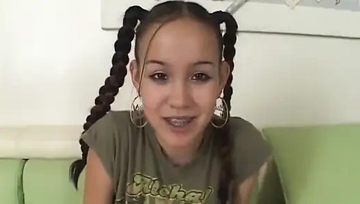 Diş teli ve at kuyruklu güzel genç Asyalı kız yarak emiyor bakış açısı tarzı