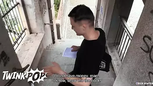Twinks bedava yolculuk ve ekstra para istiyor ve sahip olmasının tek yolu yarak emmek - twinkpop