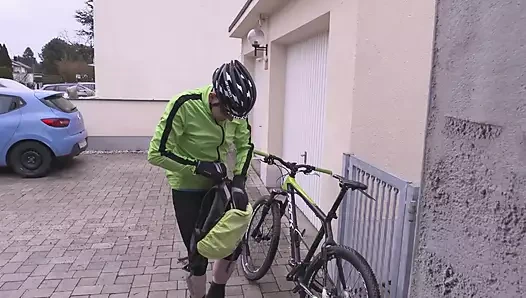 Tombul zenci ve zenci yaşlı yarağa binmeyi seviyor