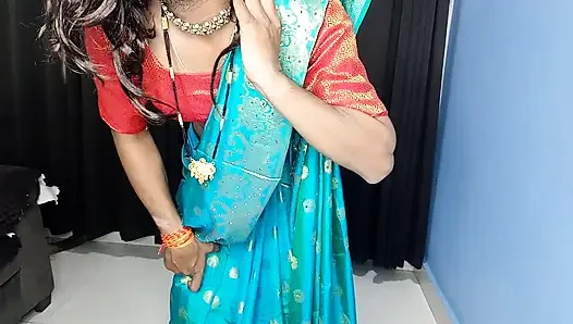 Hintli kadın sari ve peticot çıkarıyor