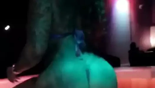 kıçını sallayarak güzel striptizci