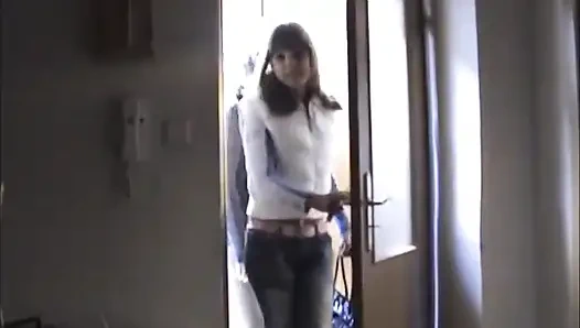 Пара трахается в киску в публичный секс в настоящем любительском видео