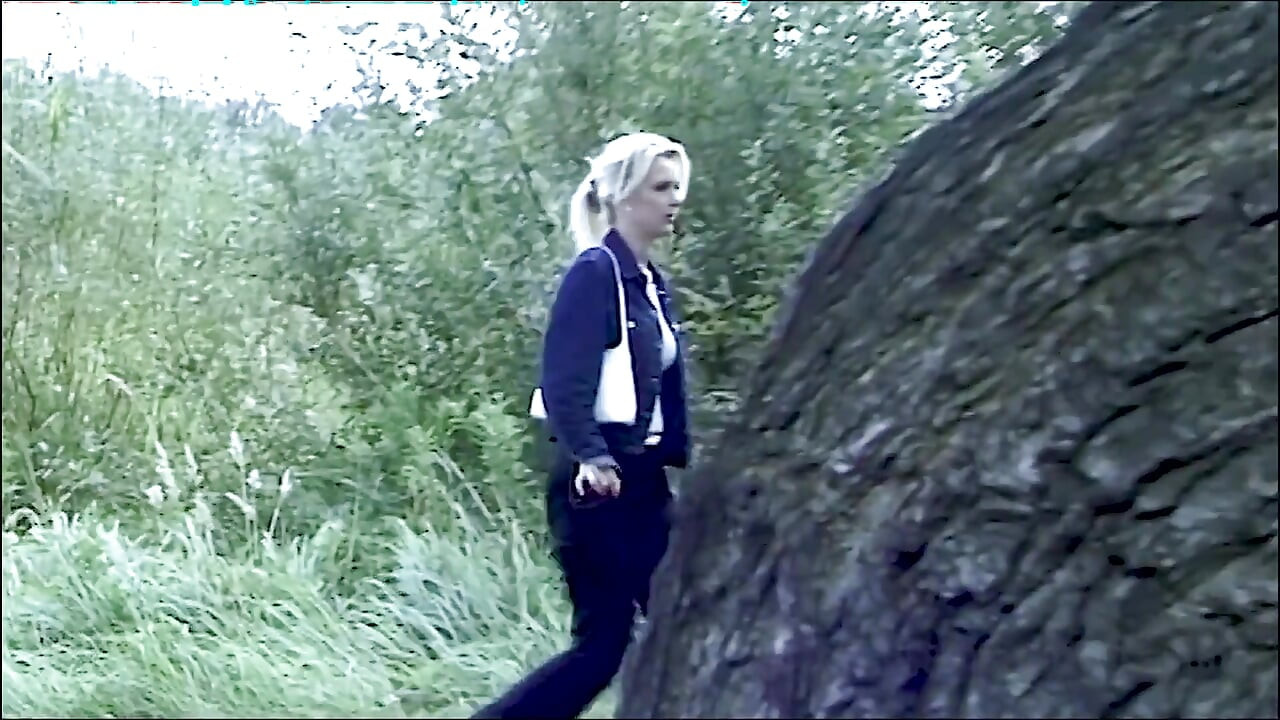 Ateşli sarışın açık havada aşırı azgın oluyor