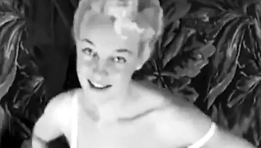 Eski 60'ların büyük memeli sarışın iç çamaşırı striptiz