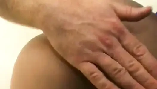 Büyük göğüslü güzel saçlı ateşli kız Bethany Sweet gösteriş yapıyor ve sonra birkaç azgın adam tarafından sikiliyor