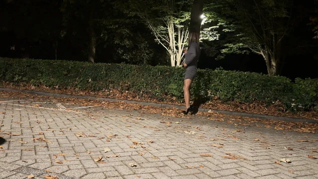 Sert sikim penis kılıfı ve külotlu çorap içinde
