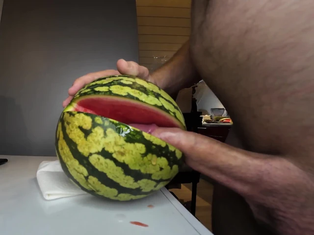 Bir Vegan'ı arılama yöntemim. Karpuzla sikişiyor