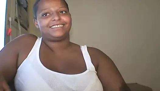 Güzel bir gülümseme ile Oreo ho yağ beyaz penis emmek için döner ve mutlu bir şekilde havlar