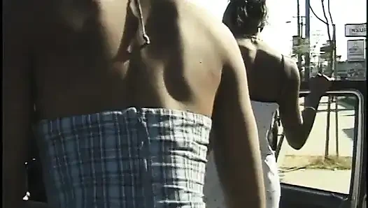Genç kızlar bu azgın adamı yüzme havuzunda birlikte paylaşmak istiyor