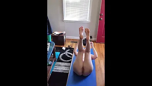 Ateşli orta yaşlı seksi kadın mastürbasyon yapmak için iyi çıplak yoga yapıyor!