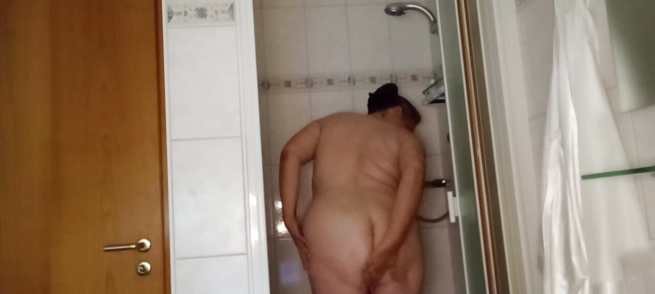 Şişman Alman iri güzel kadın büyük vücudunu yağlıyor - duş sonrası süper parlak ve kaygan