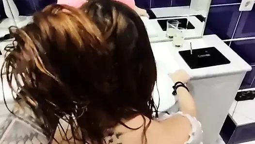 Tatlım tutku sikikleri tutkuyla sevgilisi ile banyoda