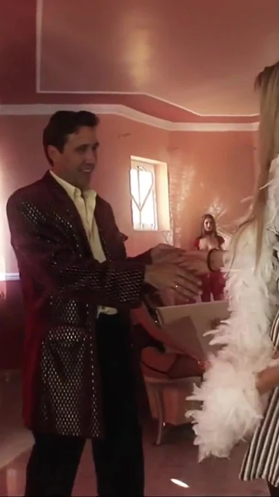 Mutlaka görülmeli an "Üç dik lesbos yalamak ve sikme her diğer ile bir yapay penis"