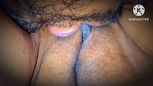 Lamiendo el coño caliente y peludo de mi tía